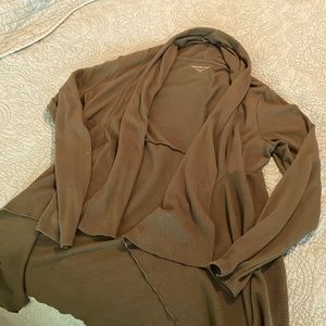 Olive green thigh/hip length light weight sweater with ribbed pattern